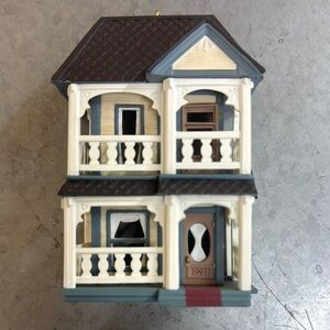 1993 Hallmark Cozy Home Ornament